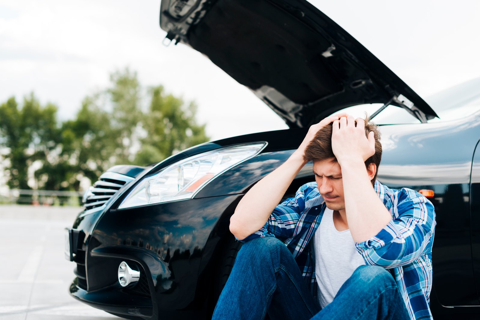 Hombre preocupado por sus auto