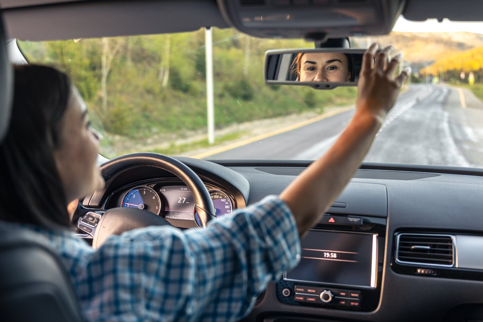 Mujer cómoda conduciendo